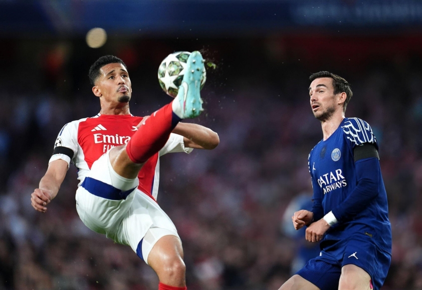 Saliba tranh chấp bóng, trụ cột Arsenal ký hợp đồng lớn.